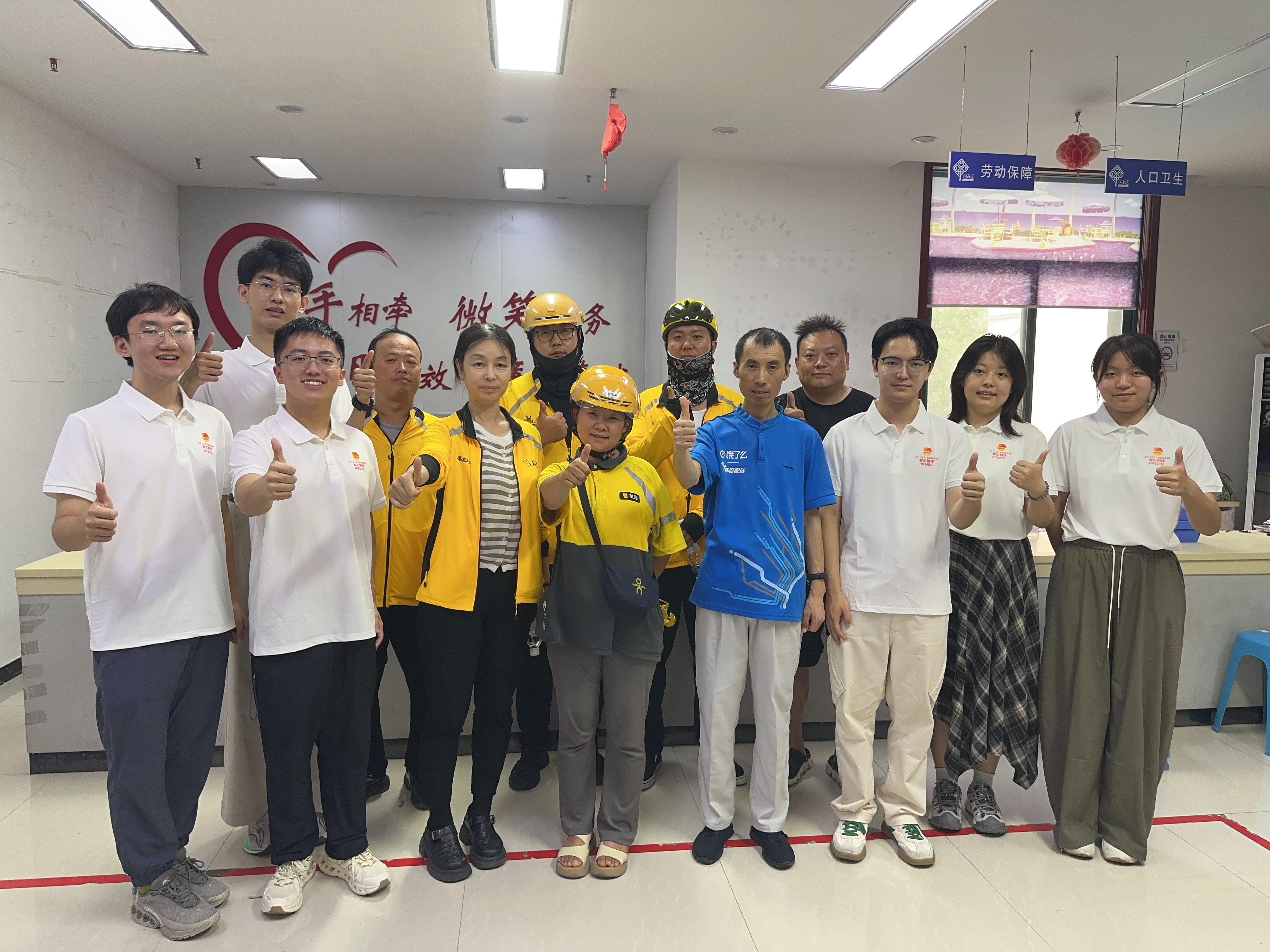 图4 在宝鸡新渭路社区与新就业群体合影.jpeg